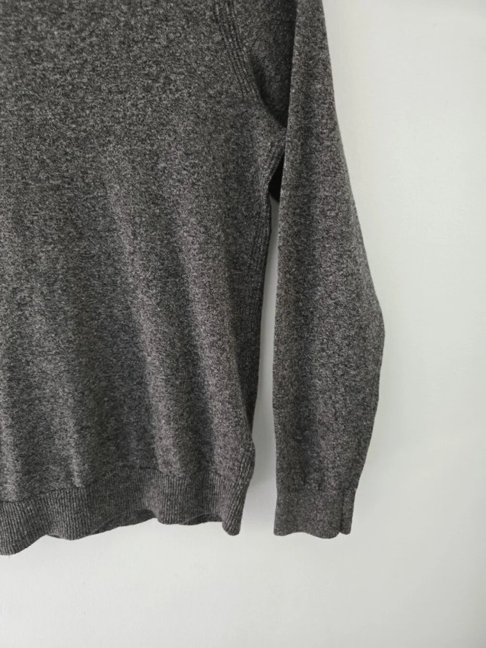 Banana Republic Silk Linen Grey Gray V-Neck Mens Preppy Sweater M Pullover